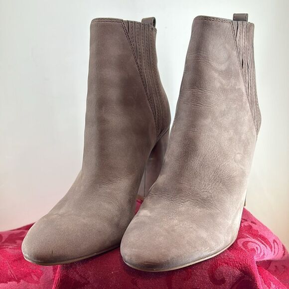 Vince Camuto Fateen Ankle Taupe Leather Booties 3 1/2” Heel Size 7 - Picture 3 of 16